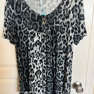 Stylish Black and Gray Leopard Print Women's Top